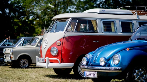 Ein Volkswagen T1 und ein VW-K&auml;fer beim Bockhorner Oldtimermarkt. - &copy; Hauke-Christian Dittrich/dpa