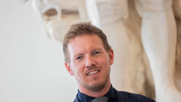 Bundestrainer Julian Nagelsmann beim Eintrag der DFB-Delegation ins Goldene Buch der Stadt D&uuml;sseldorf. - &copy; Rolf Vennenbernd/dpa