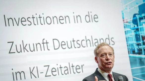 Vice Chair und President der Microsoft Corporation Brad Smith spricht bei einer Pressekonferenz der Microsoft Deutschland GmbH zu den Investitionen des Konzerns im KI-Bereich in Deutschland. - &copy; Kay Nietfeld/dpa