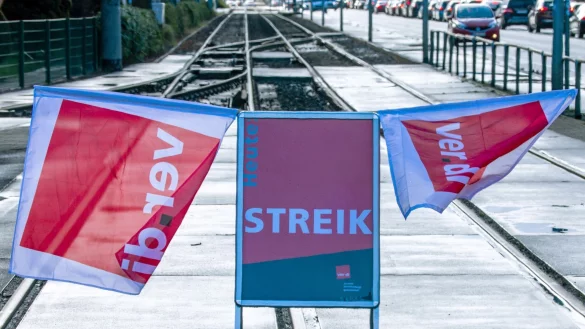 Ein Streikschild steht auf den Schienen vor der Zufahrt zum Stra&szlig;enbahndepot. - &copy; Jens B&uuml;ttner/dpa