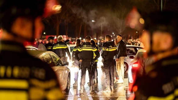 Die Polizei hat am Karfreitag vielerorts verst&auml;rkt die Autotuning-Szene kontrolliert. Am &laquo;Car-Freitag&raquo; kommt es traditionell h&auml;ufig zu illegalen Autorennen oder anderen Verst&ouml;&szlig;en im Stra&szlig;enverkehr. - &copy; Christoph Reichwein/dpa