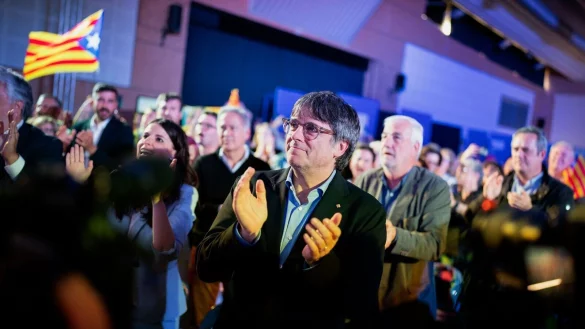 Carles Puigdemont bei einer Wahlkampfveranstaltung im franz&ouml;sischen Arg&egrave;les-sur-Mer. Der 61-J&auml;hrige will wieder als Regierungschef in den Palau de la Generalitat in Barcelona einziehen. - &copy; Joan Mateu/AP