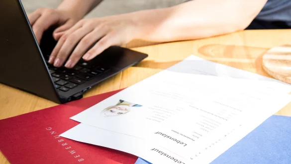 Ein &uuml;berzeugendes Anschreiben und ein Lebenslauf sind entscheidend f&uuml;r einen gelungenen ersten Eindruck. - &copy; Christin Klose/dpa-tmn/dpa