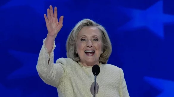 Die frühere US-Außenministerin Hillary Clinton sieht die Nominierung der demokratischen Präsidentschaftskandidatin Kamala Harris als wegweisenden Schritt für das Land. - © J. Scott Applewhite/AP/dpa