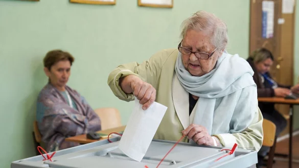 Millionen Menschen sind bei den Regionalwahlen zu Urnengängen aufgerufen. (Archivbild) - © Pelagiya Tihonova/Moscow News Agency/AP/dpa