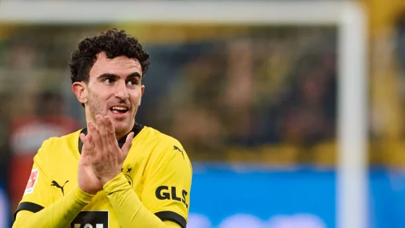 Dortmunds Mateu Morey geht nach dem Spiel &uuml;ber den Rasen. - &copy; Bernd Thissen/dpa