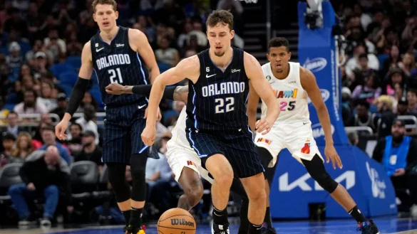 Franz (M.) und Moritz Wagner (l) qualifizierten sich mit Orlando Magic f&uuml;r die NBA-Playoffs. - &copy; John Raoux/AP/dpa