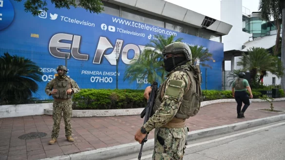 Soldaten am Fernsehsender TC, in den Bewaffnete w&auml;hrend einer Live-&Uuml;bertragung eingedrungen sind. - &copy; Stringer/dpa