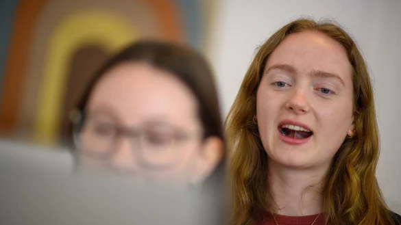 Logop&auml;din Selma Klee (r) demonstriert mithilfe eines Spiegels eine &Uuml;bung, bei der es um das Ansaugen der Zunge geht. - &copy; Klaus-Dietmar Gabbert/dpa-tmn/dpa