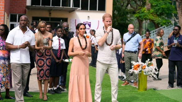 Prinz Harry und seine Ehefrau Herzogin Meghan besuchen Kinder in der Lights Academy in Abuja, Nigeria. - © Sunday Alamba/AP
