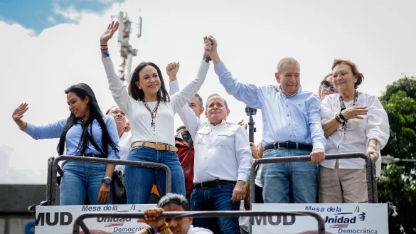 Oppositionsf&uuml;hrerin Machado (links in der ersten Reihe) wirft Maduros Regierung Mord und Entf&uuml;hrung vor.. - &copy; Jeampier Arguinzones/dpa