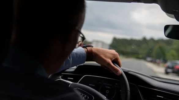 L&auml;ngere Autofahrten sind herausfordernd f&uuml;r ADHS-Betroffene: Routenplanung, regelm&auml;&szlig;ige Pausen und Ablenkungsminimierung k&ouml;nnen helfen, Stress und Gefahren zu reduzieren. - &copy; Zacharie Scheurer/dpa-tmn