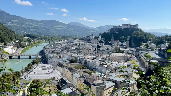 Vom M&ouml;nchsberg aus k&ouml;nnen Touristinnen und Touristen einen guten Blick auf Salzburg bekommen - die Festspiele wollen in dem Berg mehr Platz schaffen. (Archivbild) - &copy; Anita Arneitz/dpa-tmn
