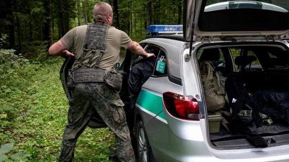 Festnahme an der polnischen Grenze zu Belarus. Es gibt zahlreiche Berichte zu Gewalt und Misshandlungen durch Grenzbeamte gegen Migranten und Flüchtlinge. (Symbolbild) - © Fabian Sommer/dpa