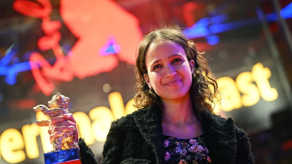 Regisseurin Mati Diop mit ihrem Goldenen B&auml;ren f&uuml;r &laquo;Dahomey&raquo;. - &copy; Britta Pedersen/dpa