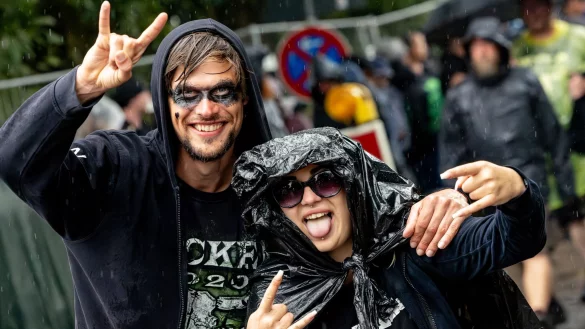 Erst gegen Ende des Festivals brauchten die Metalfans Regenjacken. - © Axel Heimken/dpa