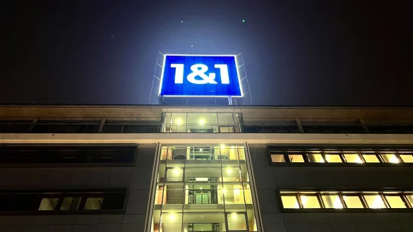 Das Logo von 1&1 ist auf dem Dach der Firmenzentrale installiert. - &copy; Wolf von Dewitz/dpa