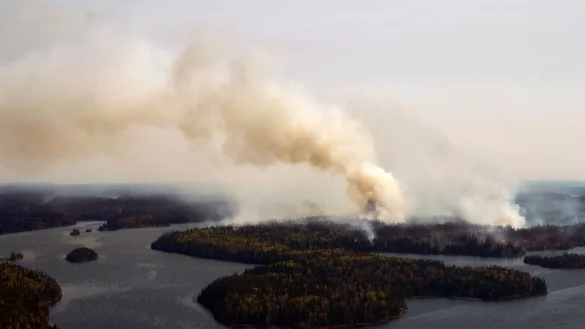 Ein Waldbrand im Norden Manitobas in der Nähe von Flin Flon. - © David Lipnowski/The Canadian Press via AP/dpa
