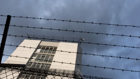 Ein Stacheldrahtzaun umz&auml;unt das Gel&auml;nde einer Justizvollzugsanstalt. - &copy; Bernd Wei&szlig;brod/dpa/Symbolbild