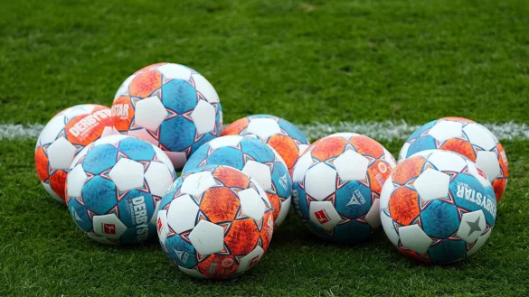 Spielb&auml;lle liegen auf dem Rasen. - &copy; Soeren Stache/dpa-Zentralbild/dpa/Symbolbild