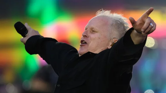 S&auml;nger Herbert Gr&ouml;nemeyer performt zum Auftakt seiner Tournee im Dresdener Rudolf-Harbig-Stadion. - &copy; Robert Michael/dpa