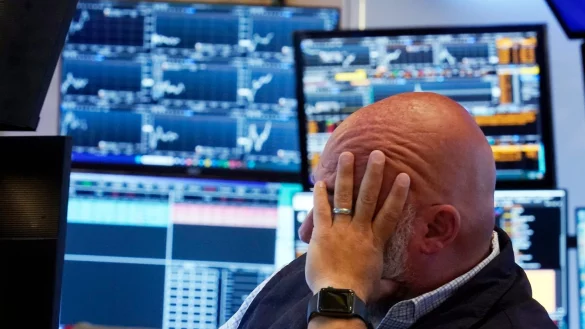 H&auml;ndler an der New Yorker B&ouml;rse: Die Lage an den Kapitalm&auml;rkten bleibt herausfordernd. - &copy; Richard Drew/AP/dpa