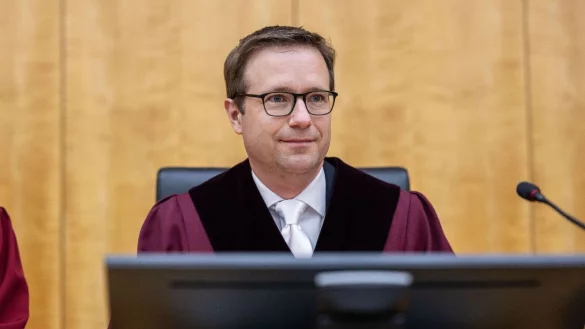 Der vorsitzende Richter Gerald Buck sitzt im Oberverwaltungsgericht. - &copy; Guido Kirchner/dpa