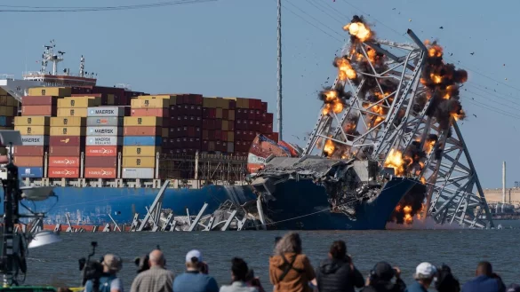 Dieser Br&uuml;ckenteil wurde nun mit Sprengladungen in die Luft gejagt, um das darunter liegende Schiff freizulegen. - &copy; Mark Schiefelbein/AP/dpa