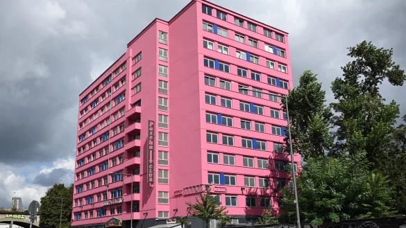 Wegen des Verdachts der Geldwäsche kommt es zu einer weiteren Razzia im «Pascha». (Archivbild) - © Federico Gambarini/dpa