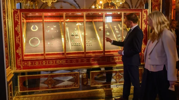 Erstmals sind die gestohlenen Juwelen wieder im Gr&uuml;nen Gew&ouml;lbe zu sehen. - &copy; Robert Michael/dpa