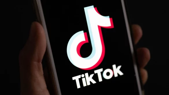 Auf einem Smartphone wird das Logo der Plattform TikTok angezeigt. - &copy; Monika Skolimowska/dpa