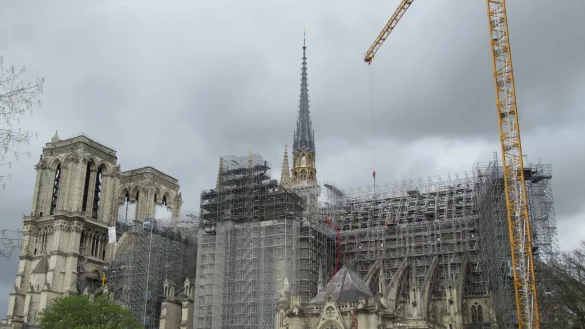 Ein Ger&uuml;st mit mehr als 90 Metern H&ouml;he verdeckt die Sicht auf die Kathedrale. Zur Olympia-Er&ouml;ffnung soll davon nicht mehr viel zu sehen sein. - &copy; Sabine Glaubitz/dpa