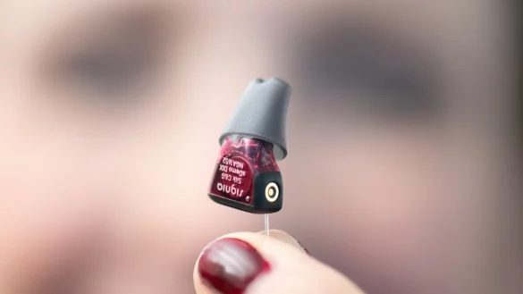 Die H&ouml;rakustikmeisterin Eva Keil-Becker mit einem winzigen H&ouml;rger&auml;t. - &copy; Boris Roessler/dpa