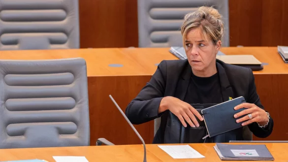 Die stellvertretende NRW-Ministerpräsidentin Mona Neubaur betont die Geschlossenheit der schwarz-grünen Regierungskoalition im Land. - © Rolf Vennenbernd/dpa