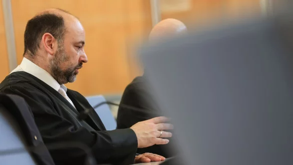 Der Angeklagte (r.) im Gerichtssaal neben seinem Anwalt. - &copy; Oliver Berg/dpa