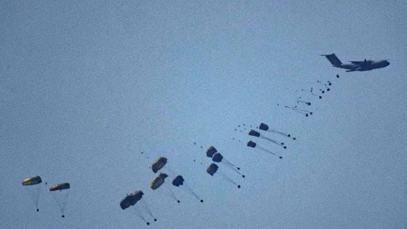 Ein Flugzeug wirft humanit&auml;re Hilfe &uuml;ber dem n&ouml;rdlichen Gazastreifen ab. - &copy; Leo Correa/AP/dpa