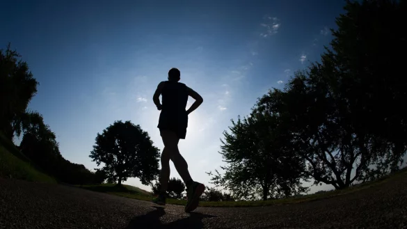 Krebsforschungs- und hilfeorganisationen wollen Menschen zu mehr Bewegung animieren - und verweisen auf die Pr&auml;ventionswirkung von regelm&auml;&szlig;igem Sport. (Illustration) - &copy; picture alliance / dpa