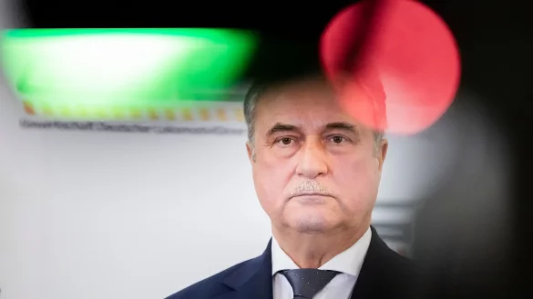 Die Zeichen stehen auf Rot: Der GDL-Vorsitzende Claus Weselsky in Berlin. - &copy; Christoph Soeder/dpa