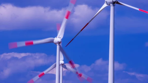 Beim OVG sind noch 17 weitere Eilverfahren zu 50 Windkraftanlagen im Bereich der Bezirksregierung Arnsberg und Detmold anh&auml;ngig. (Symbolbild) - &copy; Jens B&uuml;ttner/dpa