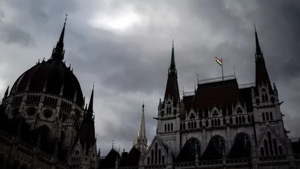 Blick auf das ungarische Parlamentsgeb&auml;ude in Budapest. - &copy; Marton Monus/dpa
