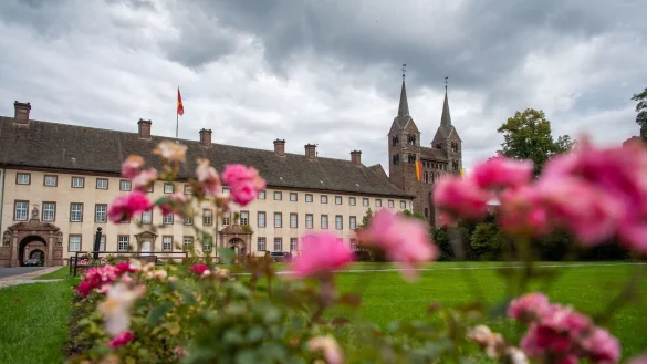 Die Klosteranlage Corvey gehörte im Mittelalter zu den bedeutendsten Klostergründungen. - © Lino Mirgeler/dpa