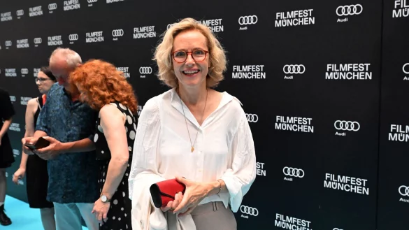 Bei dieser Premiere war der Teppich t&uuml;rkis. - &copy; Felix H&ouml;rhager/dpa