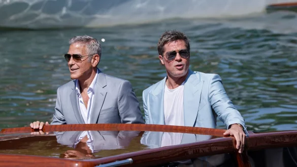 Brad Pitt (r) und George Clooney sind für die Premiere ihres neuen Films nach Venedig gekommen. - © Joel C Ryan/Invision/AP/dpa