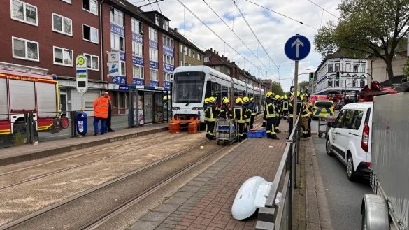 Einsatzkr&auml;fte stehen nach einem t&ouml;dlichen Unfall mit einem kleinen Jungen an einer Stra&szlig;enbahn. - &copy; Justin Brosch/dpa