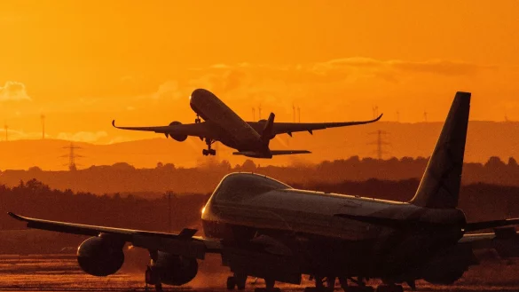 Damit der Ferienflieger nicht ohne einen abhebt: Bei &laquo;Rail and Fly&raquo;-Angeboten sollten Urlauber einen ausreichenden Zeitpuffer f&uuml;r die Fahrt zum Flughafen einplanen. - &copy; Boris Roessler/dpa/dpa-tmn