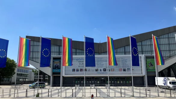 Fahnen wehen vor der Grugahalle. - &copy; Helge Toben/dpa