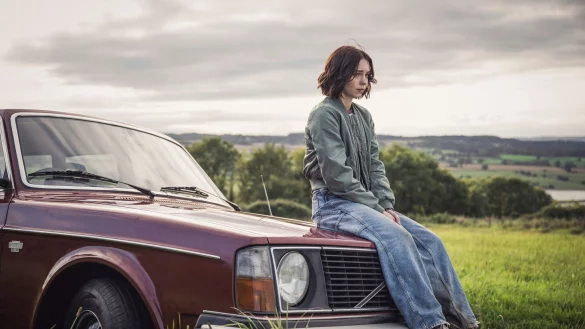 Pip (Emma Myers) gr&uuml;belt &uuml;ber einen Mordfall. - &copy; Sally Mais/ZDF/dpa