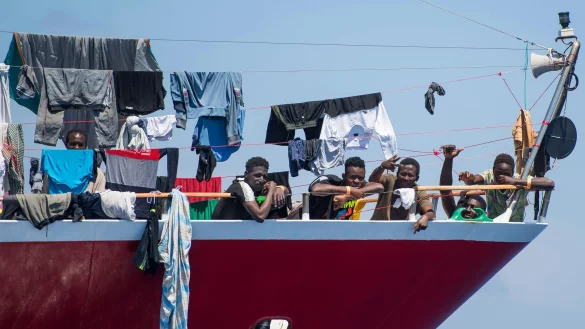 Migranten an Bord eines Schiffes der &laquo;Captain Morgan Cruises&raquo;: Auch die Verteilung der Schutzsuchenden auf die EU-Staaten wird mit einem &laquo;Solidarit&auml;tsmechanismus&raquo; neu geregelt. - &copy; Rene\\\' Rossignaud/AP/dpa