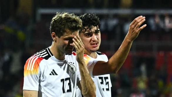 Fu&szlig;ball: L&auml;nderspiele, Deutschland - Ukraine im Max-Morlock-Stadion, Deutschlands Thomas M&uuml;ller (l) spricht mit Deutschlands Aleksandar Pavlovic nach der Partie. - &copy; Tom Weller/dpa