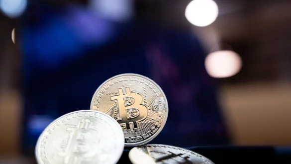 Bitcoin-M&uuml;nzen liegen auf einem Tisch. - &copy; Hannes P Albert/dpa